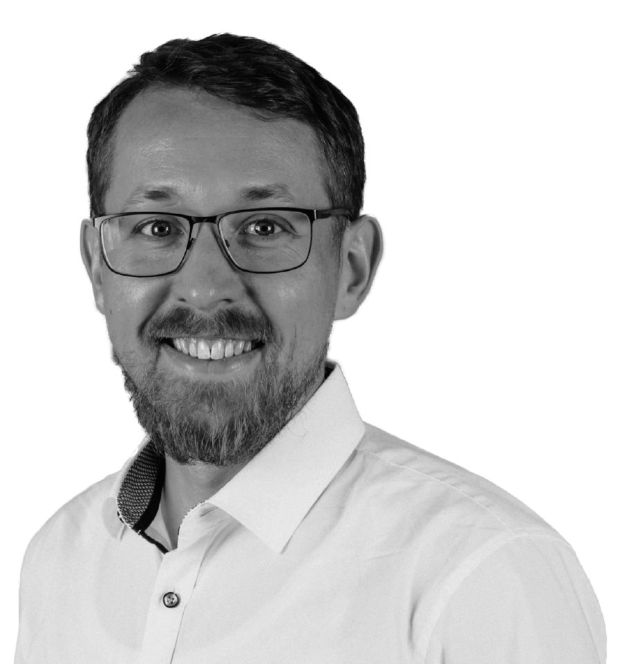Viktor Klassen lächelnd im weißen Hemd